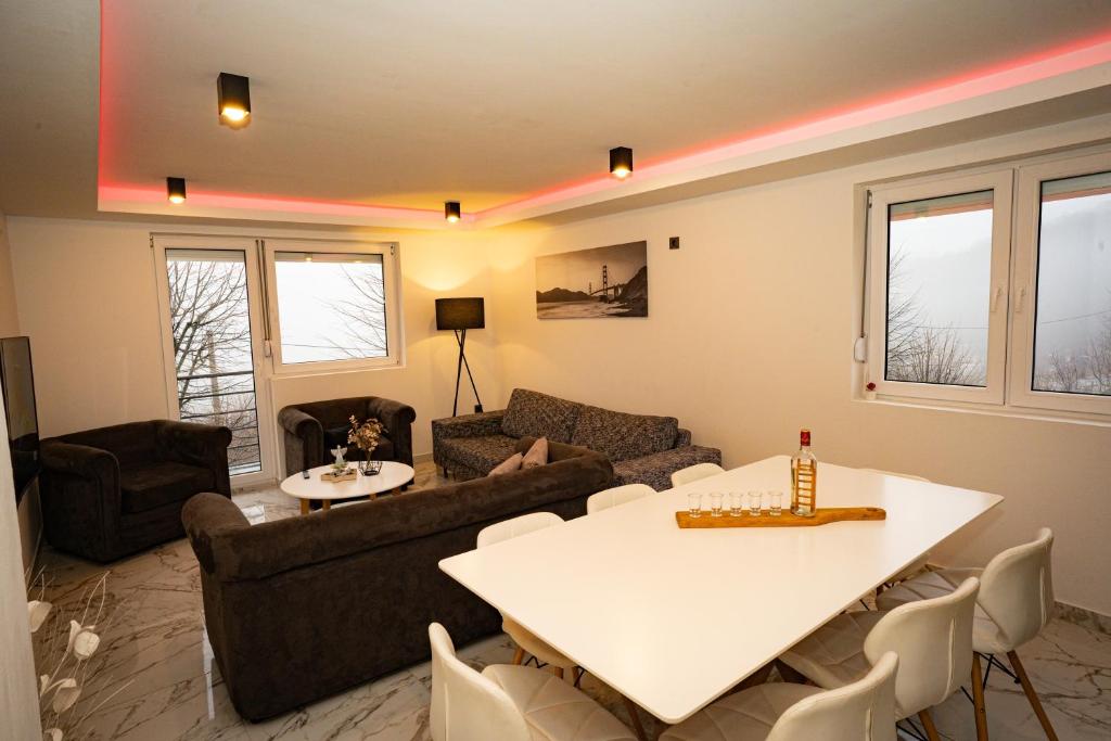 Soriso Gorici في أوتوتشاتش: غرفة معيشة مع أريكة وطاولة