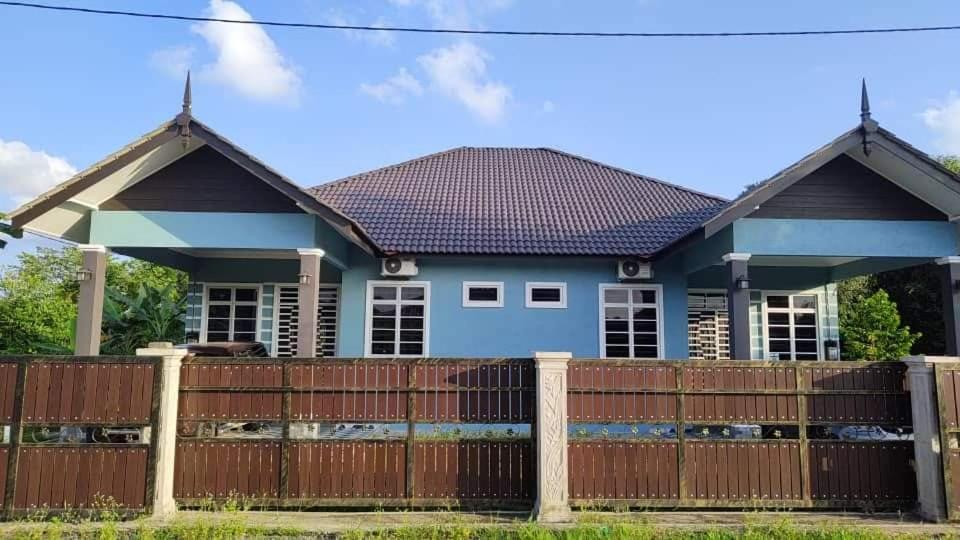 uma casa com uma cerca em frente em Gemia Rumah Tamu - 3 bilik aircond - near nasi dagang Atas tol 