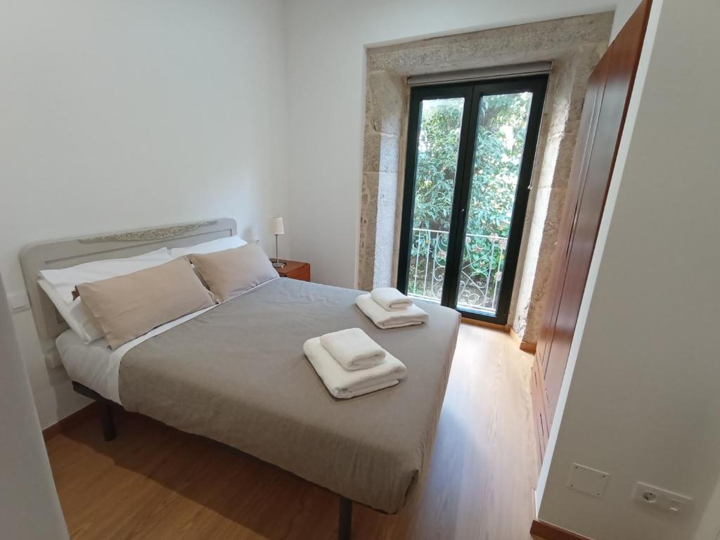 - une chambre avec un lit et 2 serviettes dans l'établissement Acogedor , cerca del puerto en camino portugués costa, à A Guarda