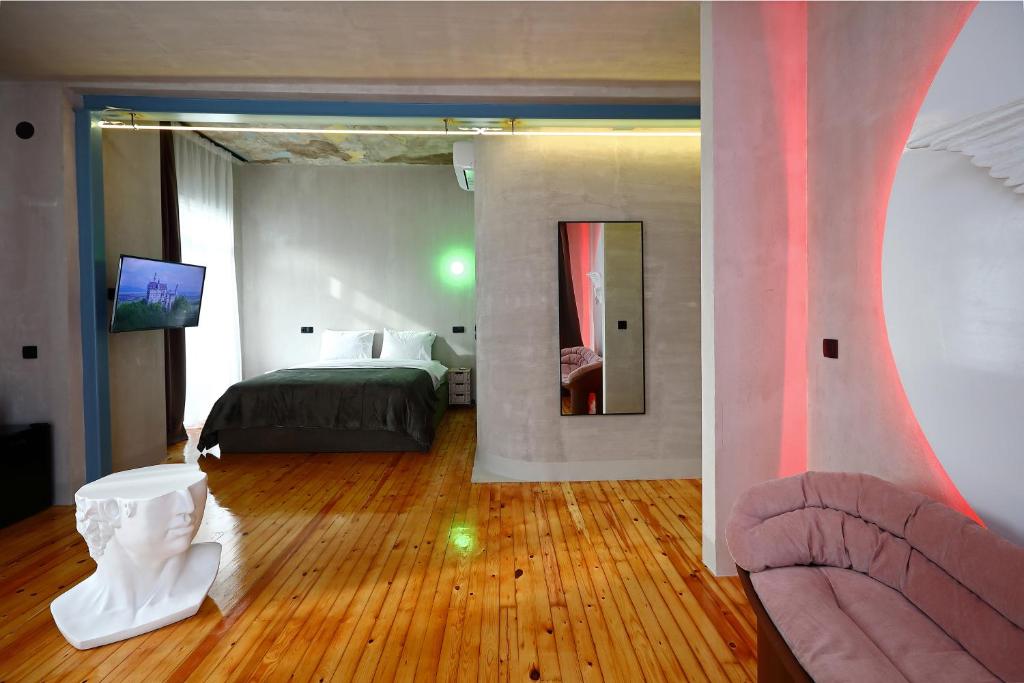 1 dormitorio con 1 cama y 2 sillas en una habitación en Paradox en Tesalónica