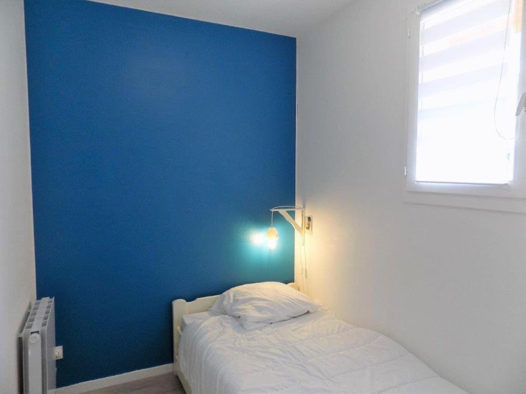 Łóżko lub łóżka w pokoju w obiekcie Saint Georges de Didonne - AGREABLE APPARTEMENT RENOVE à proximité de la mer