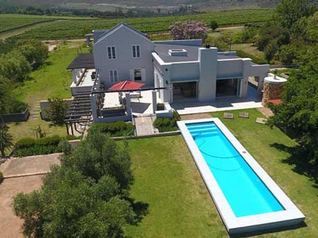 een luchtzicht op een huis met een zwembad bij South Hill in Elgin