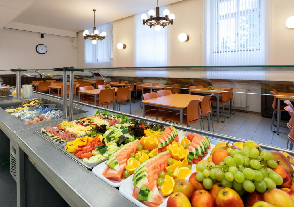 ein Buffet mit vielen verschiedenen Speisen in der Unterkunft Masarykova Kolej in Prag