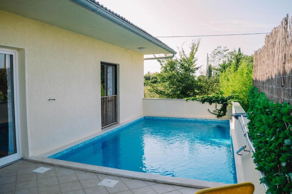 een zwembad in de achtertuin van een huis bij Villa Anika in Žminj