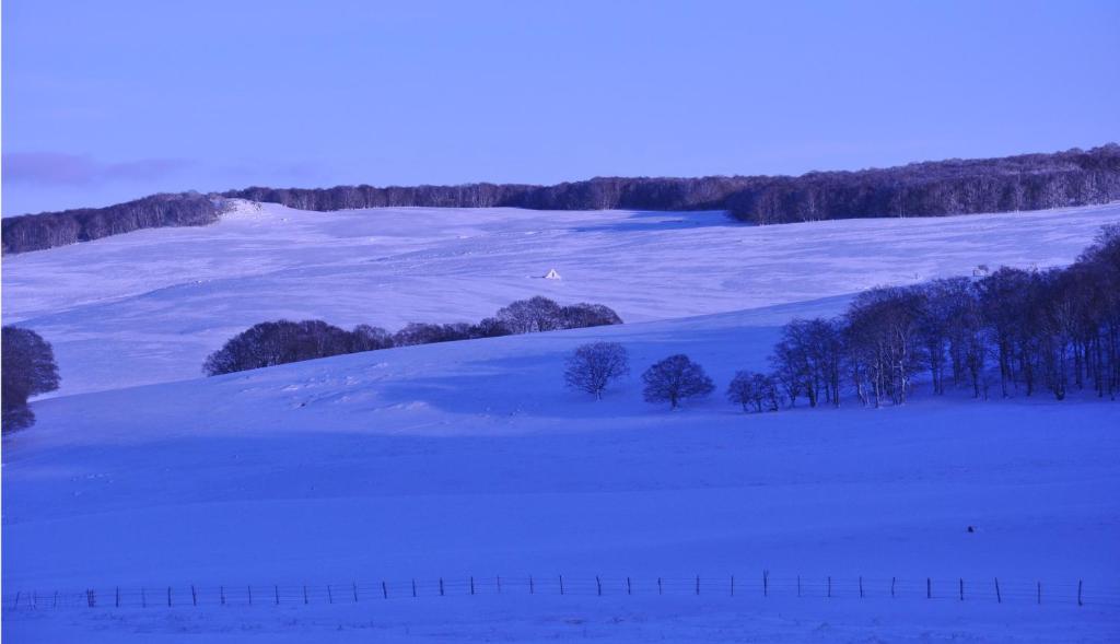 Gîte Le Couderc de Coubisou, grange rénovée v zimě