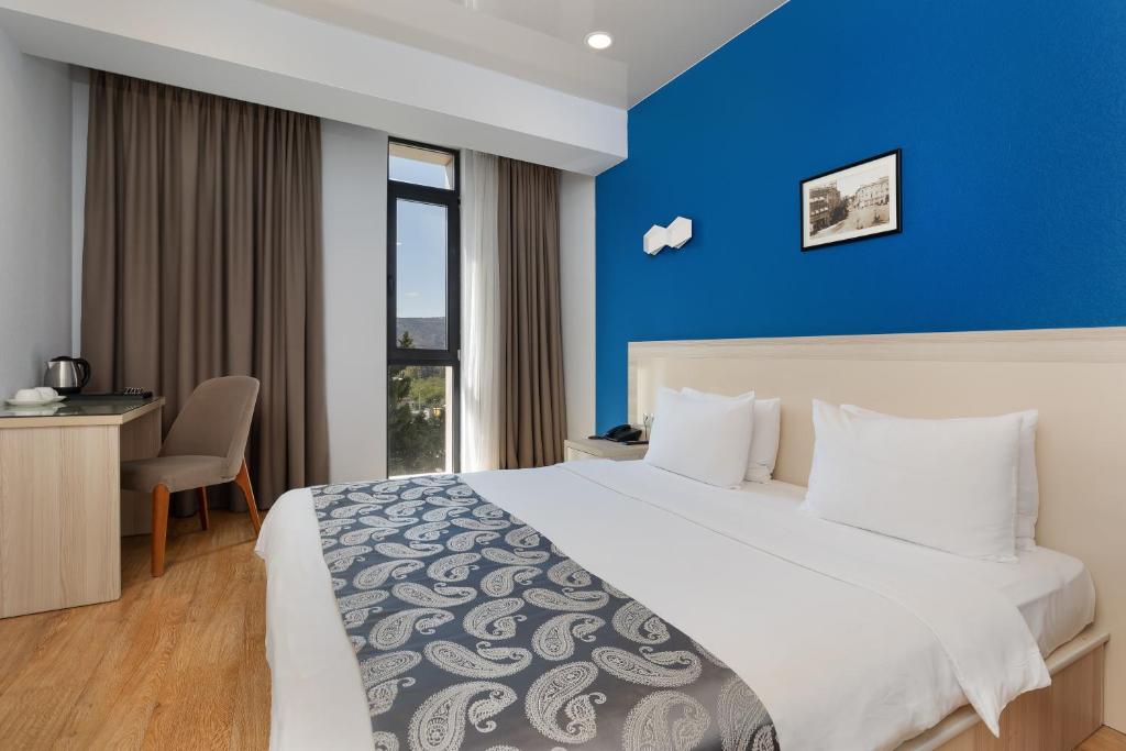 Postel nebo postele na pokoji v ubytování Iveria Inn Hotel