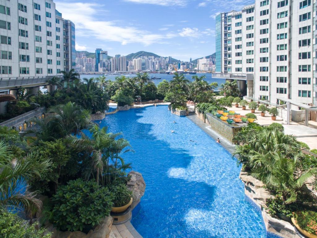 ein großer Pool mit blauem Wasser in einem Resort in der Unterkunft Kowloon Harbourfront Hotel in Hongkong