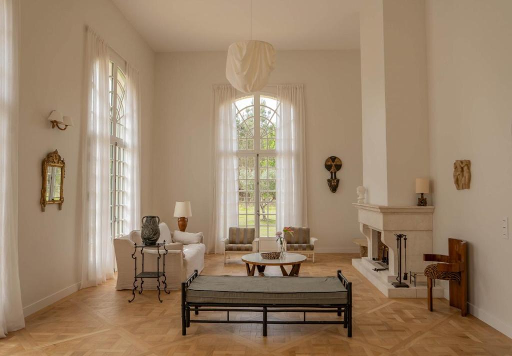 un salon avec un canapé et une table dans l'établissement Luxueuse Villa avec piscine, à Le Temple