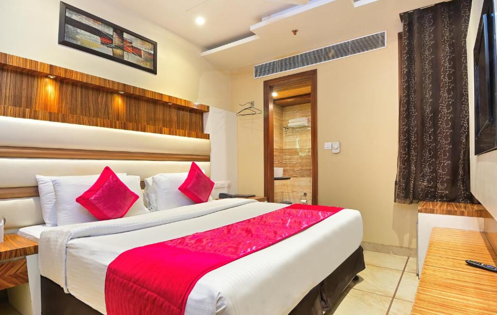 Llit o llits en una habitació de Hari Piorko Inn - Just a min away from New Delhi Railway Station