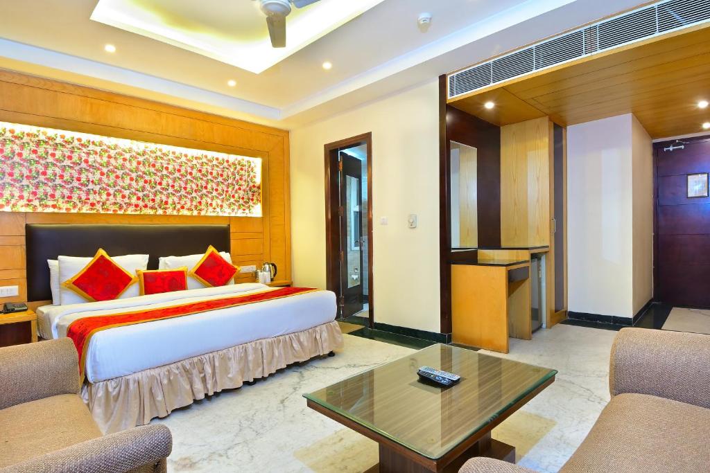Llit o llits en una habitació de Hari Piorko Inn - Just a min away from New Delhi Railway Station