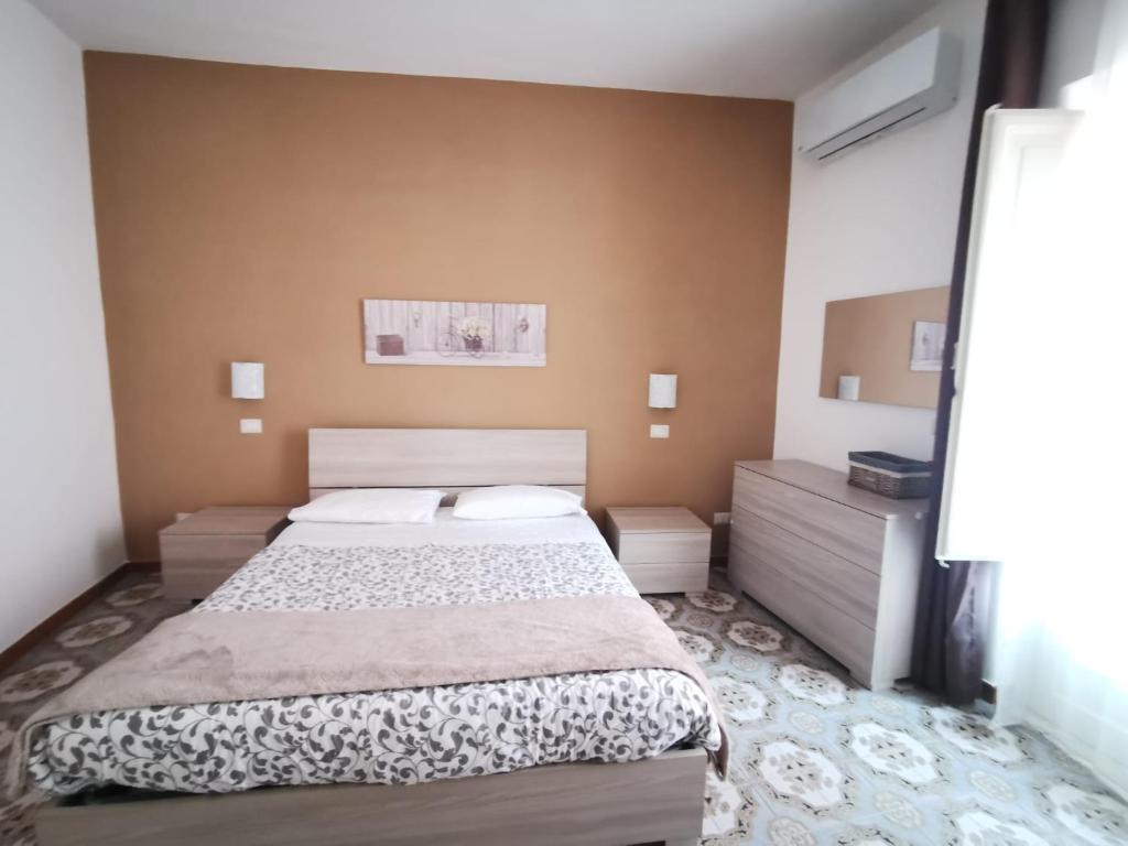sypialnia z dużym łóżkiem w pokoju w obiekcie Una Scala Dal Centro w mieście Agrigento