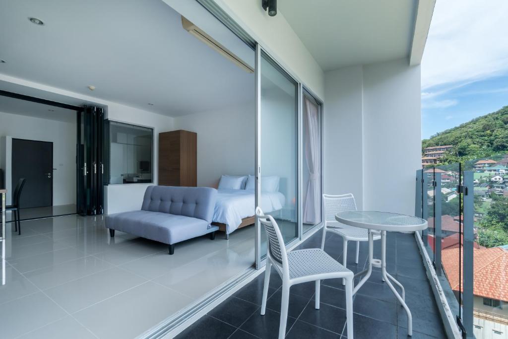Balkon atau teras di Chic Condominium by Redfox Hospitality
