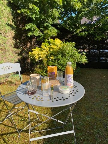 - une table avec de la nourriture et des boissons dans l'herbe dans l'établissement Appartement Cosy, tout confort, à deux pas de la mer, à Deauville