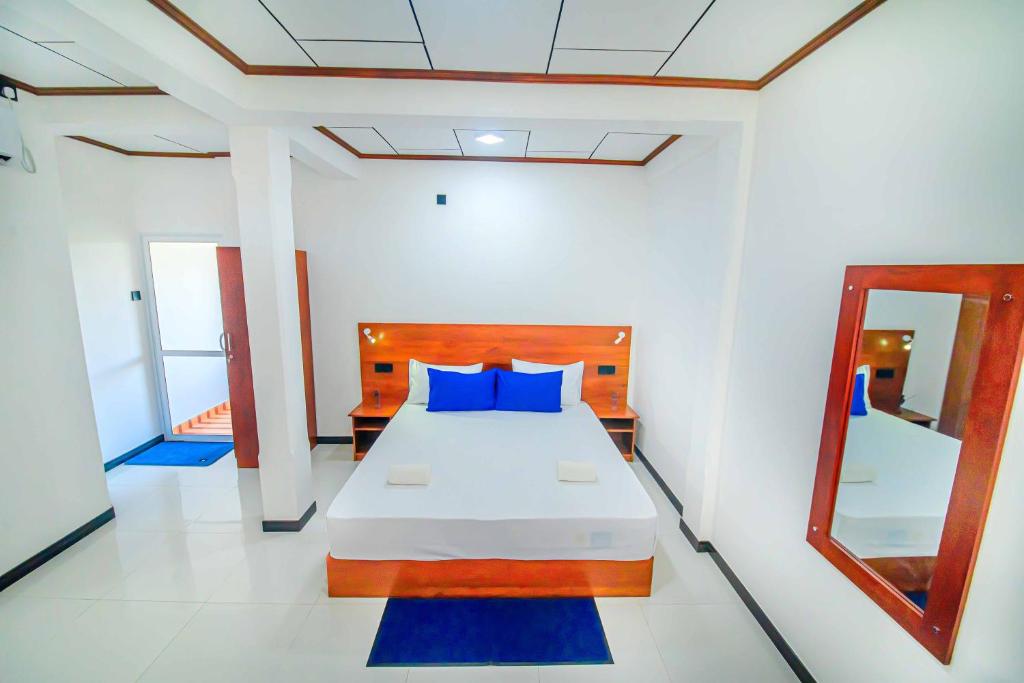 En eller flere senge i et værelse på Apartments by Tyzon