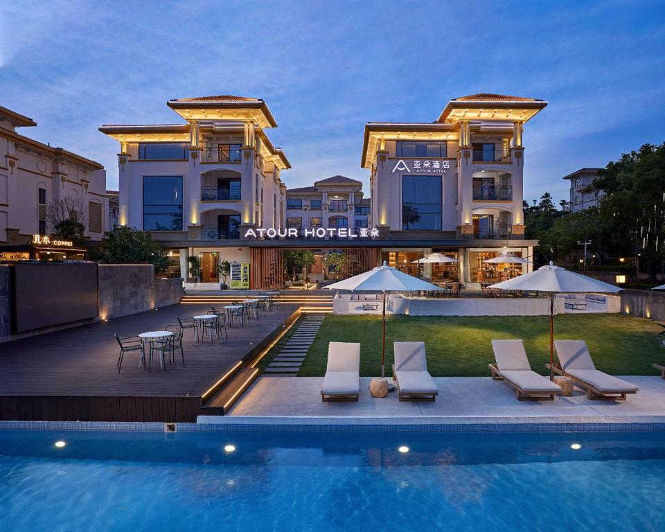 - Vistas a un hotel con piscina en Atour Hotel Xiamen International Conference & Exhibition Center, en Xiamen