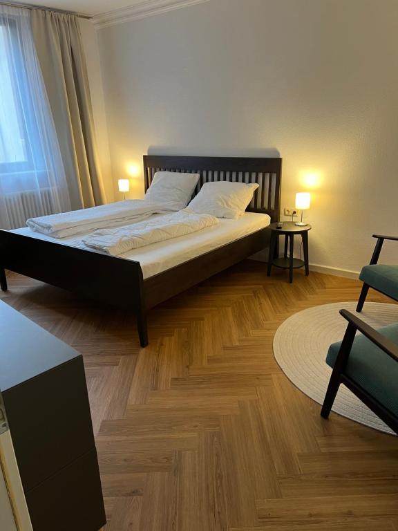 Schlafzimmer mit einem Bett und Holzboden in der Unterkunft Wohnung im Universitätsring in Halle an der Saale