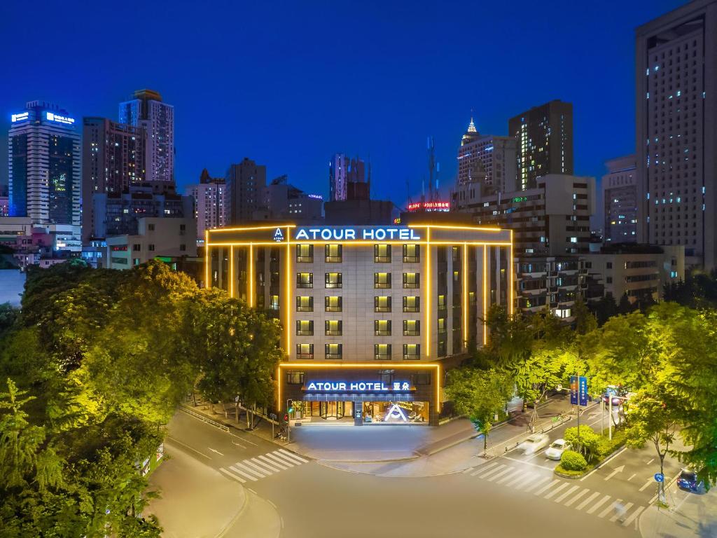 una vista de un hotel en una ciudad por la noche en Atour Hotel Chengdu Wenshufang, en Chengdú