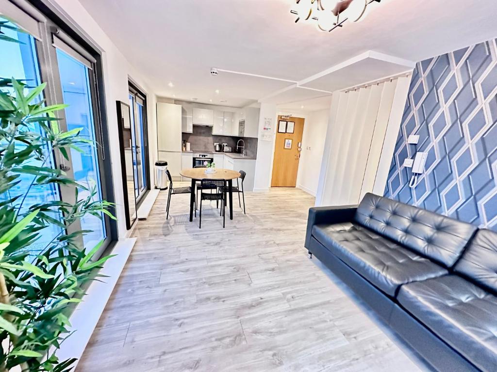 sala de estar con sofá y mesa en City centre, Top floor apartment, Two balconies en Mánchester