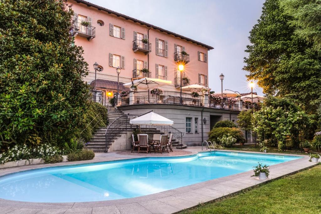 a swimming pool in front of a building at Ristorante Albergo Ca' Vittoria in Tigliole