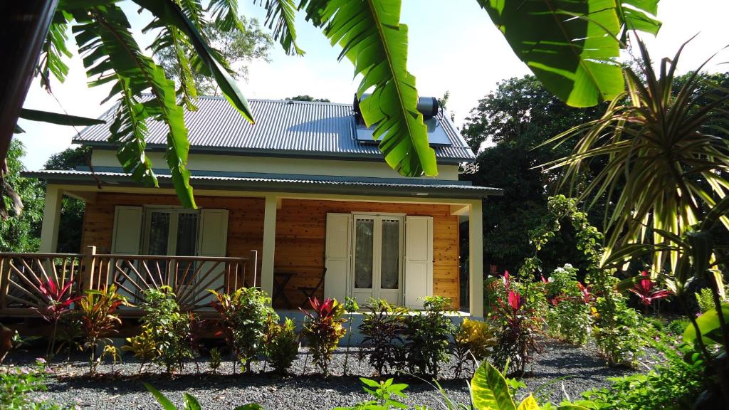 a small house with flowers in front of it at La Case Floria in Saint-André