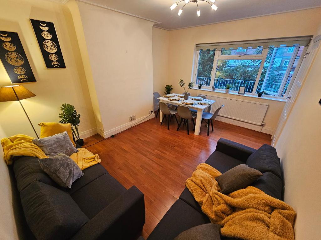 倫敦的住宿－Large 4 bedrooms golders green，客厅配有沙发和桌子