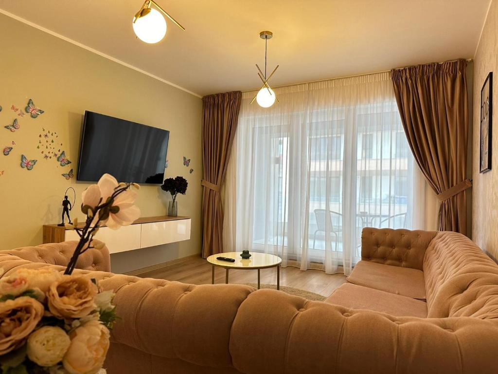 un soggiorno con divano e TV di Coresi Mall Area Studios & Apartments by GLAM a Braşov