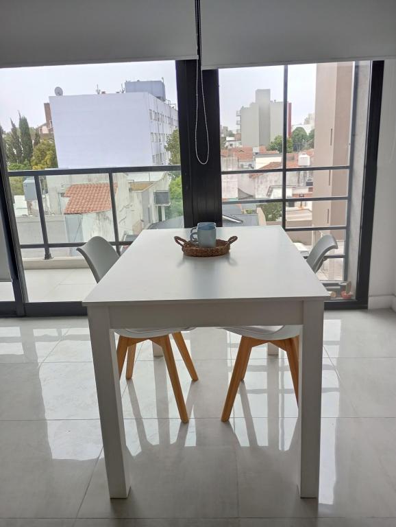 a white table and chairs in a room with a window at Monoambiente nuevo , Zona Guemes in Mar del Plata