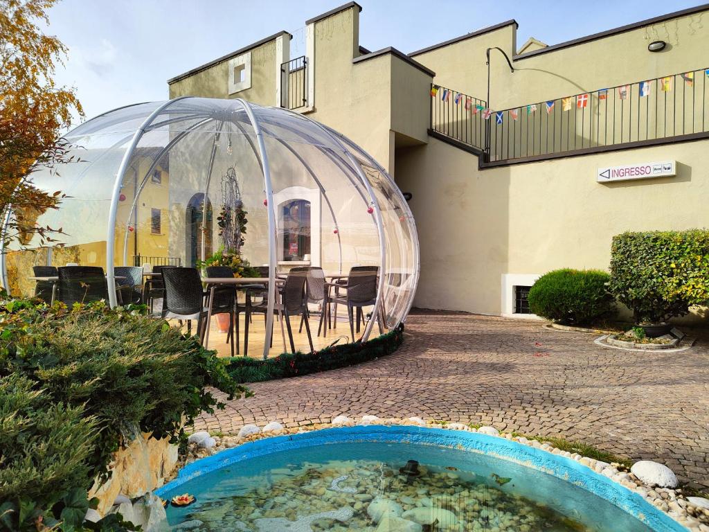 een huis met een glazen koepel in een tuin met een zwembad bij R&B Il Parco in Assergi