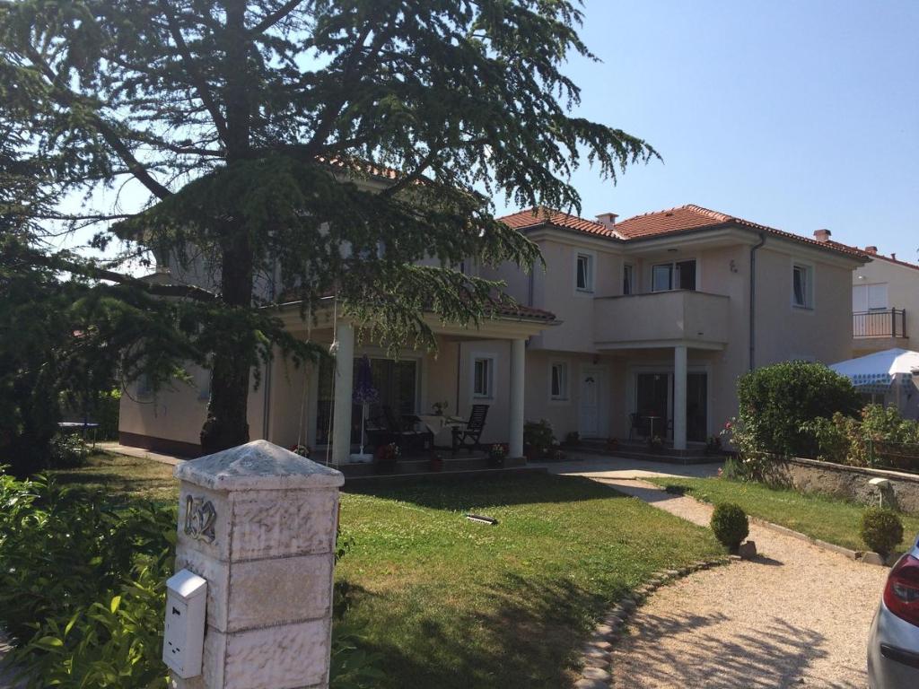 a house with a mailbox in front of it at Apartment Casa Eni in Dražice