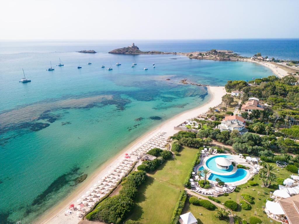 una vista aérea de una playa con un complejo en Hotel Baia Di Nora en Pula