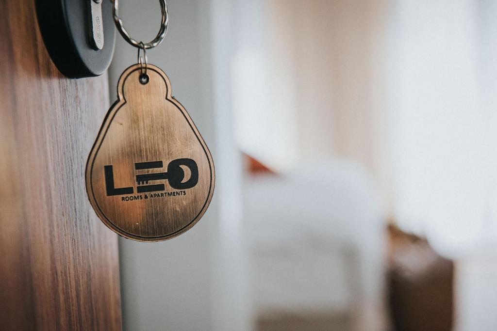 un portachiavi con la lettera lb fissata a una porta di Leo Luxury Rooms i Apartments a Zenica