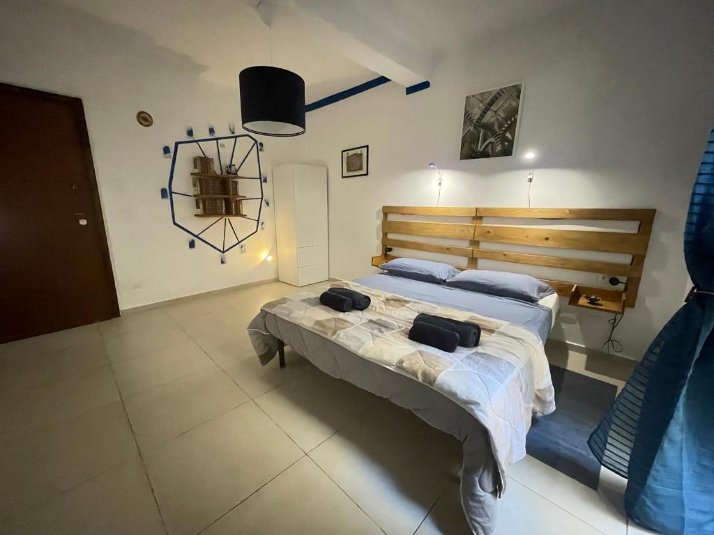 um quarto com uma cama grande e uma cabeceira em madeira em Bella Bologna em Bolonha