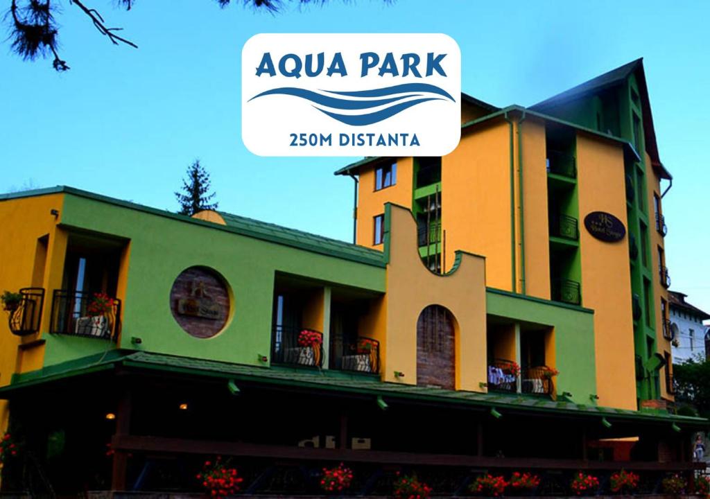 a building with a sign that reads aqua park at Hotel Stogu in Băile Olăneşti
