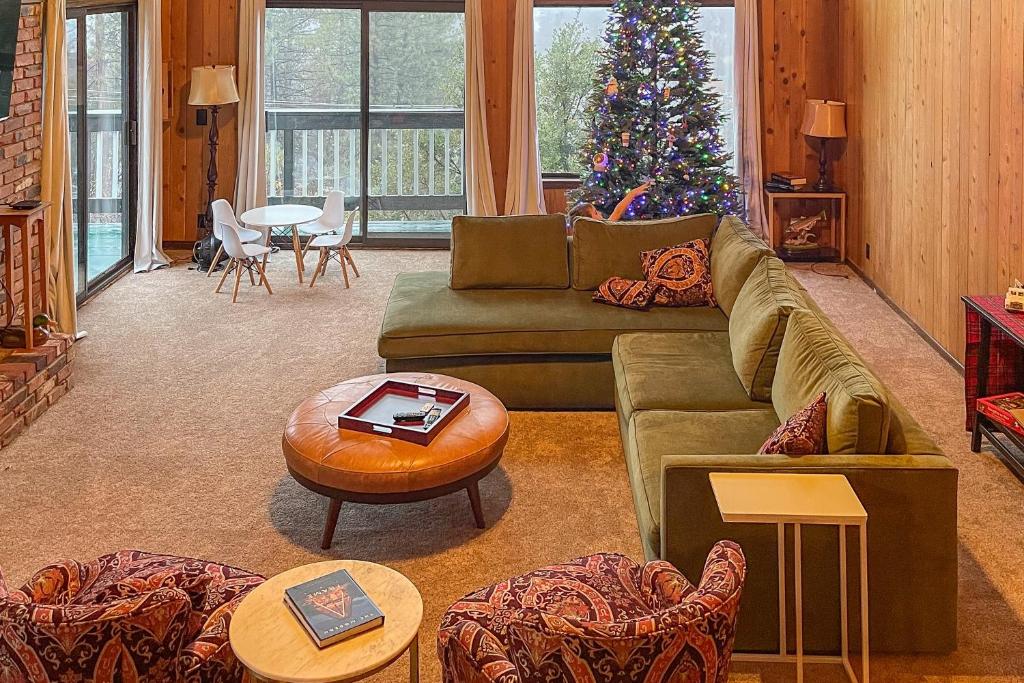 Ruang duduk di Jackalope Lodge