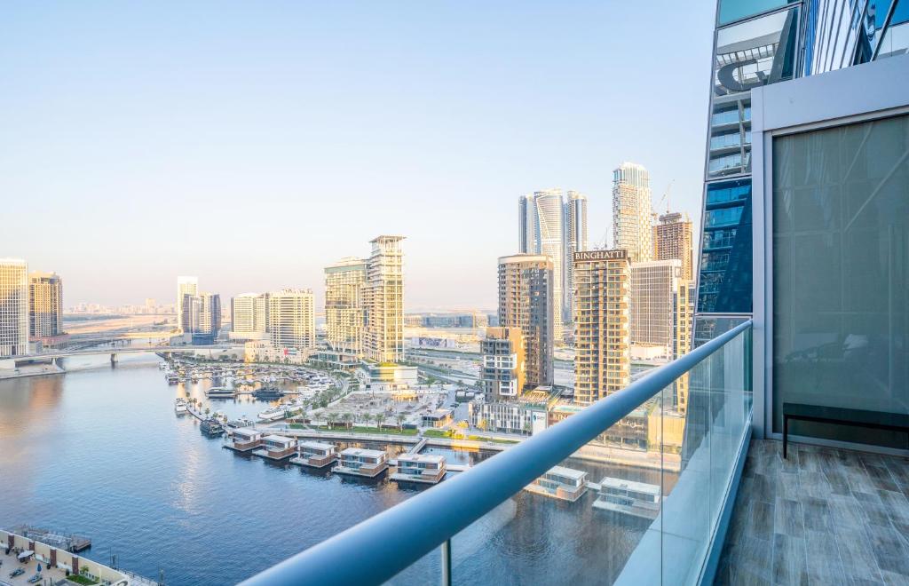 vistas al río desde el balcón de un edificio en New Arabian 2 Bedroom J One Tower Business Bay en Dubái