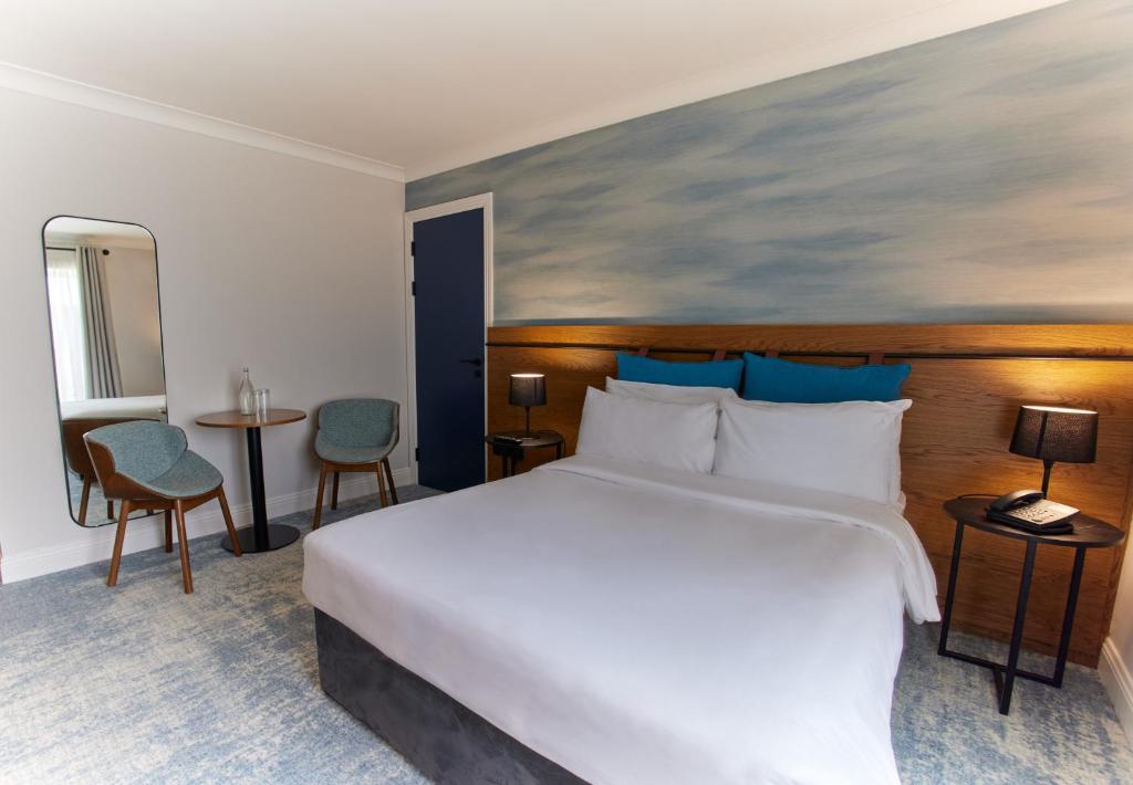 Postel nebo postele na pokoji v ubytování Waterford Marina Hotel