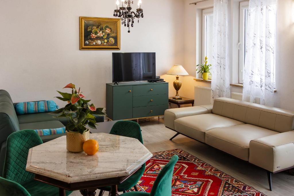un soggiorno con divano e tavolo di Apartament Panoramiczny a Polanica-Zdrój