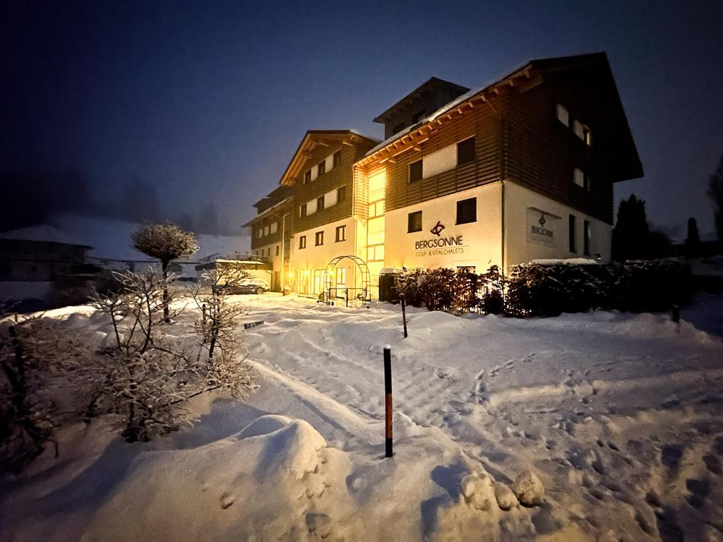 un edificio con la neve davanti di Chalet Oberstaufen a Oberstaufen