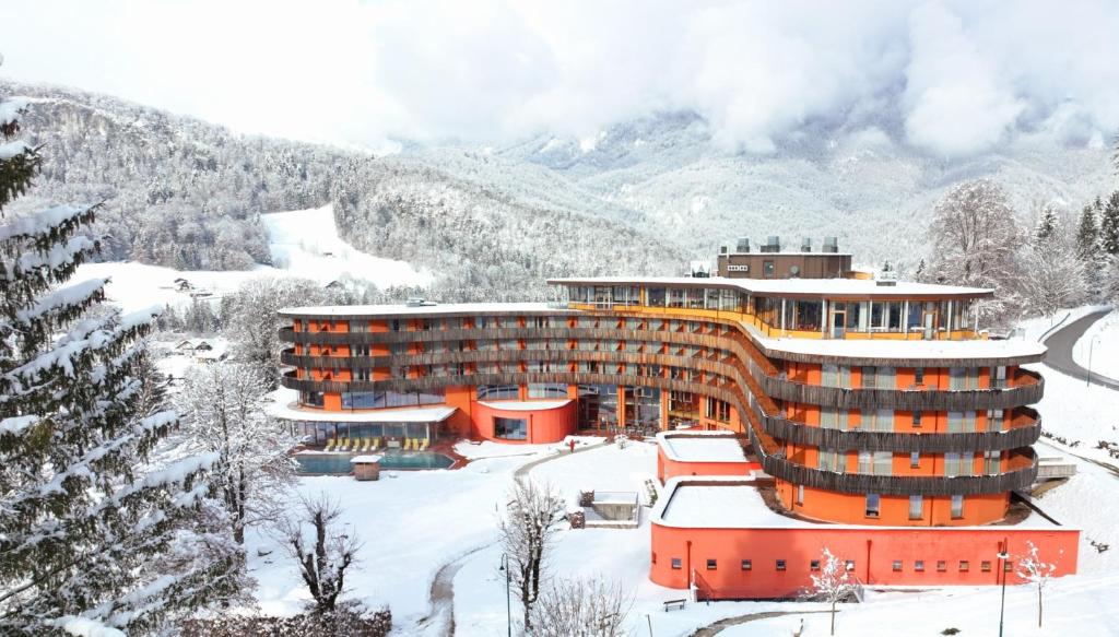 un rendering di un hotel nella neve di Vivea Hotel Bad Goisern a Bad Goisern