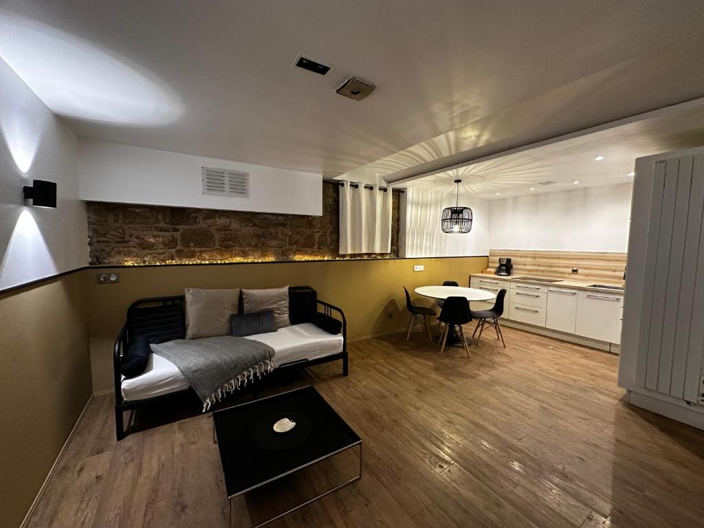 Cet appartement comprend une chambre avec un lit et une table ainsi qu'une cuisine. dans l'établissement Appartement Centre-ville, à Strasbourg