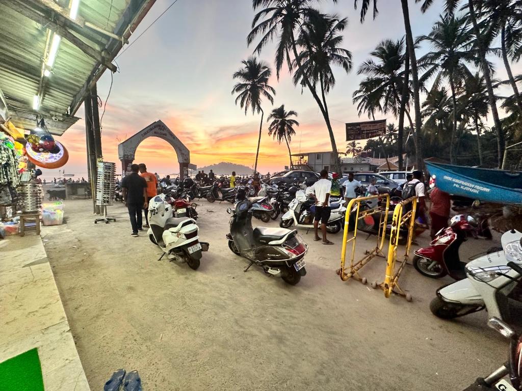 Blue Mirage Palolem Goa في محطة كاناكونا: مجموعة من الدراجات البخارية المتنقلة تقف في موقف للسيارات
