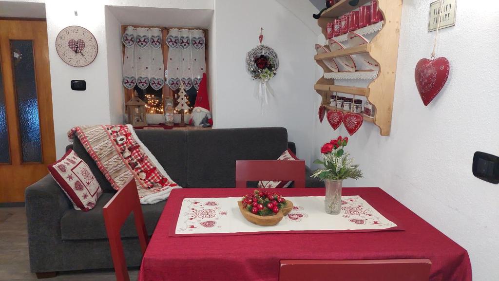 un soggiorno con tavolo e divano di L'Antica Canonica di Casa Bernardi, Wi-Fi posto auto pet friendly a Trento