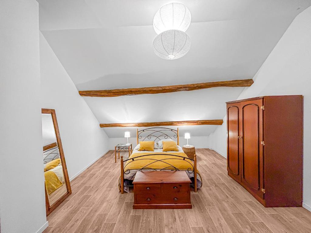 a bedroom with a bed and a mirror at Villa Charme de Morin 15 min de Disneyland in Villiers-sur-Morin