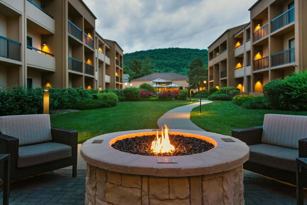 a fire pit in the middle of a courtyard at Courtyard by Marriott Mahwah in Mahwah
