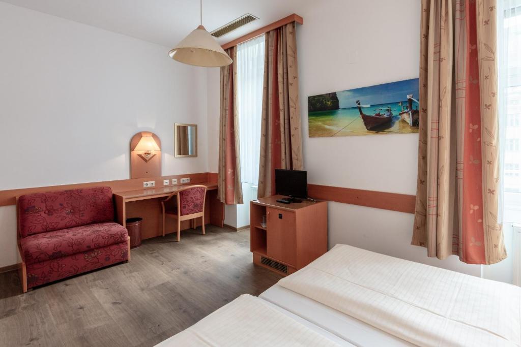 Llit o llits en una habitació de Hotel Admiral