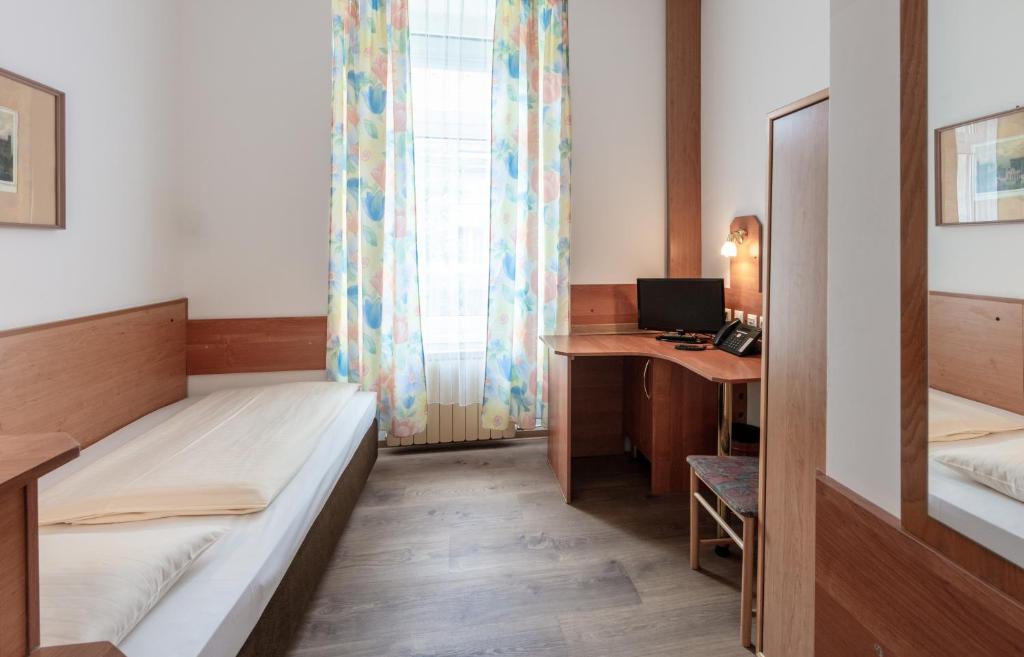 Llit o llits en una habitació de Hotel Admiral