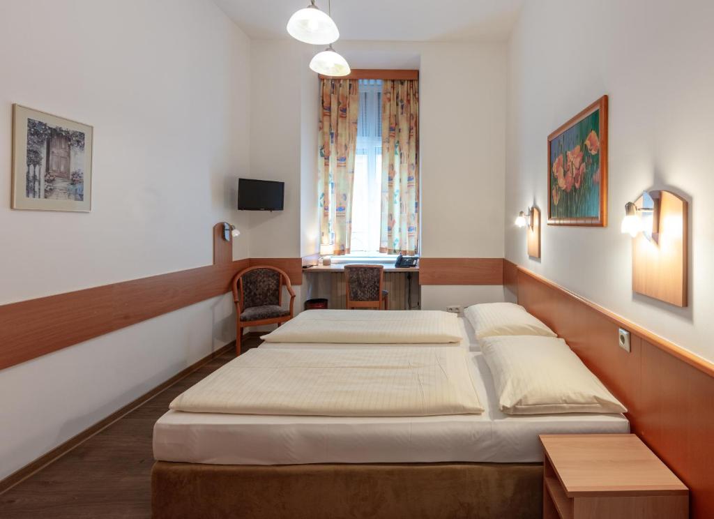 Llit o llits en una habitació de Hotel Admiral