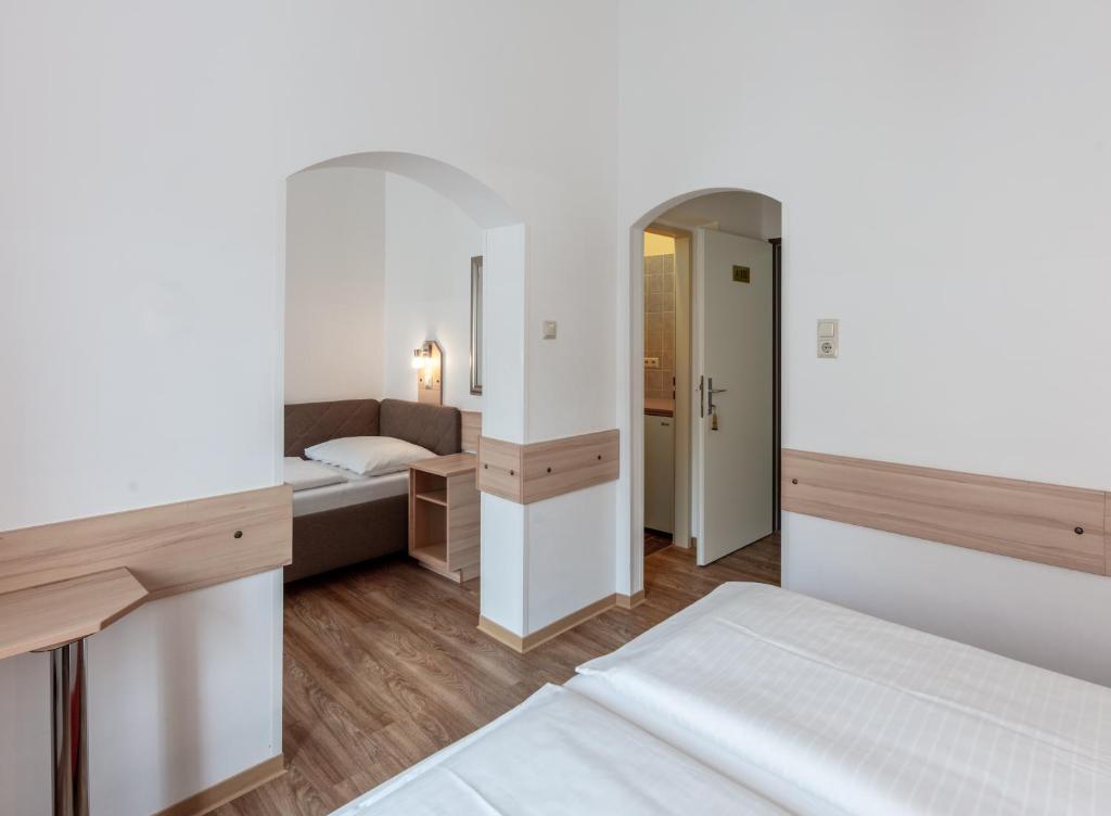 Llit o llits en una habitació de Hotel Admiral