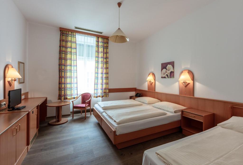 Llit o llits en una habitació de Hotel Admiral