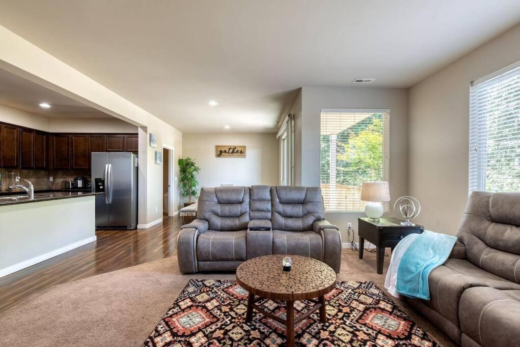 Sala de estar con 2 sofás y mesa en xx Quieter Villa, en Everett